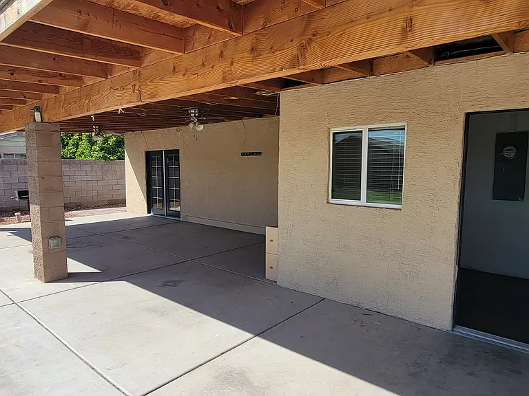 1421 S 108th Ave — Photo 2
