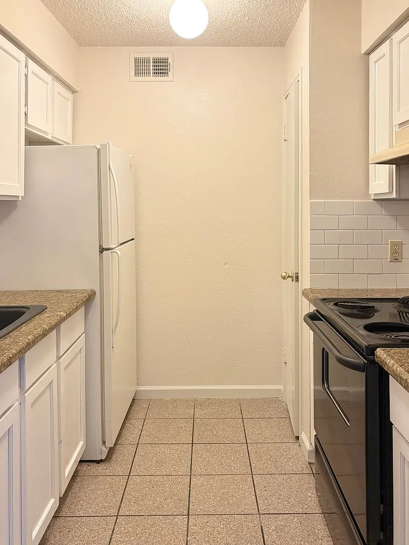 Move-In Ready Condo with Pool, Fireplace in Prime Richardson ISD Location — Photo 2
