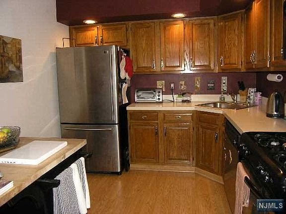 4th image of 111 Surrey Ct