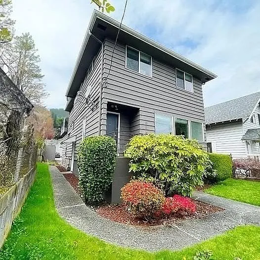 5065 8th Ave NE — Photo 1