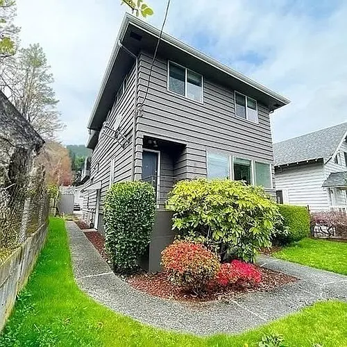 5065 8th Ave NE Photo 1