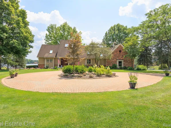 8485 Waumegah Rd, Clarkston, MI 48348