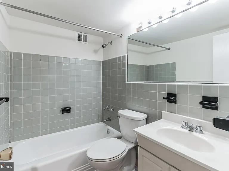 2101 Chestnut St #1102 — Photo 7