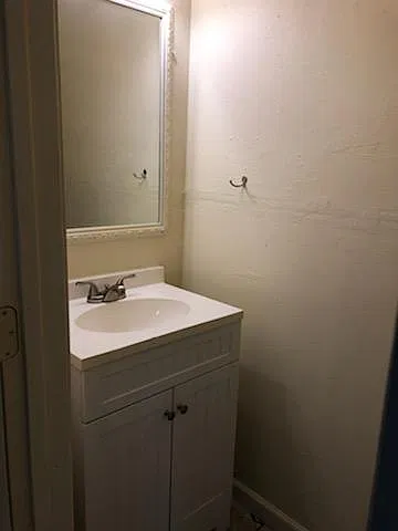 2 bed, 1.5 bath, 850 sqft, $1,050 — Photo 4