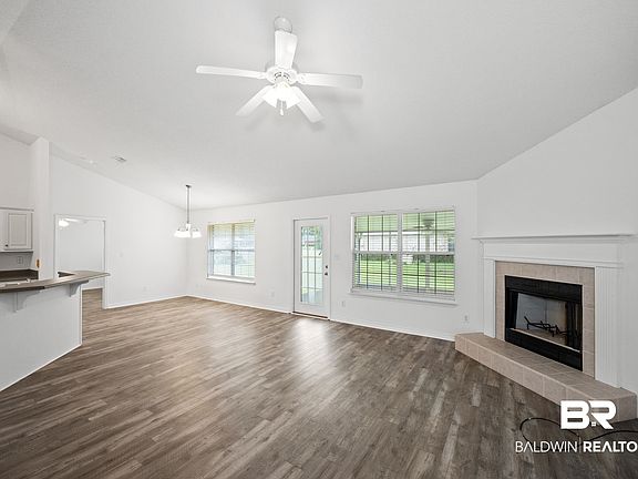 3rd image of 306 Monteith Oaks Dr