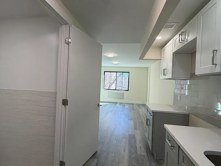 2512 Bronx Park E #G — Photo 2