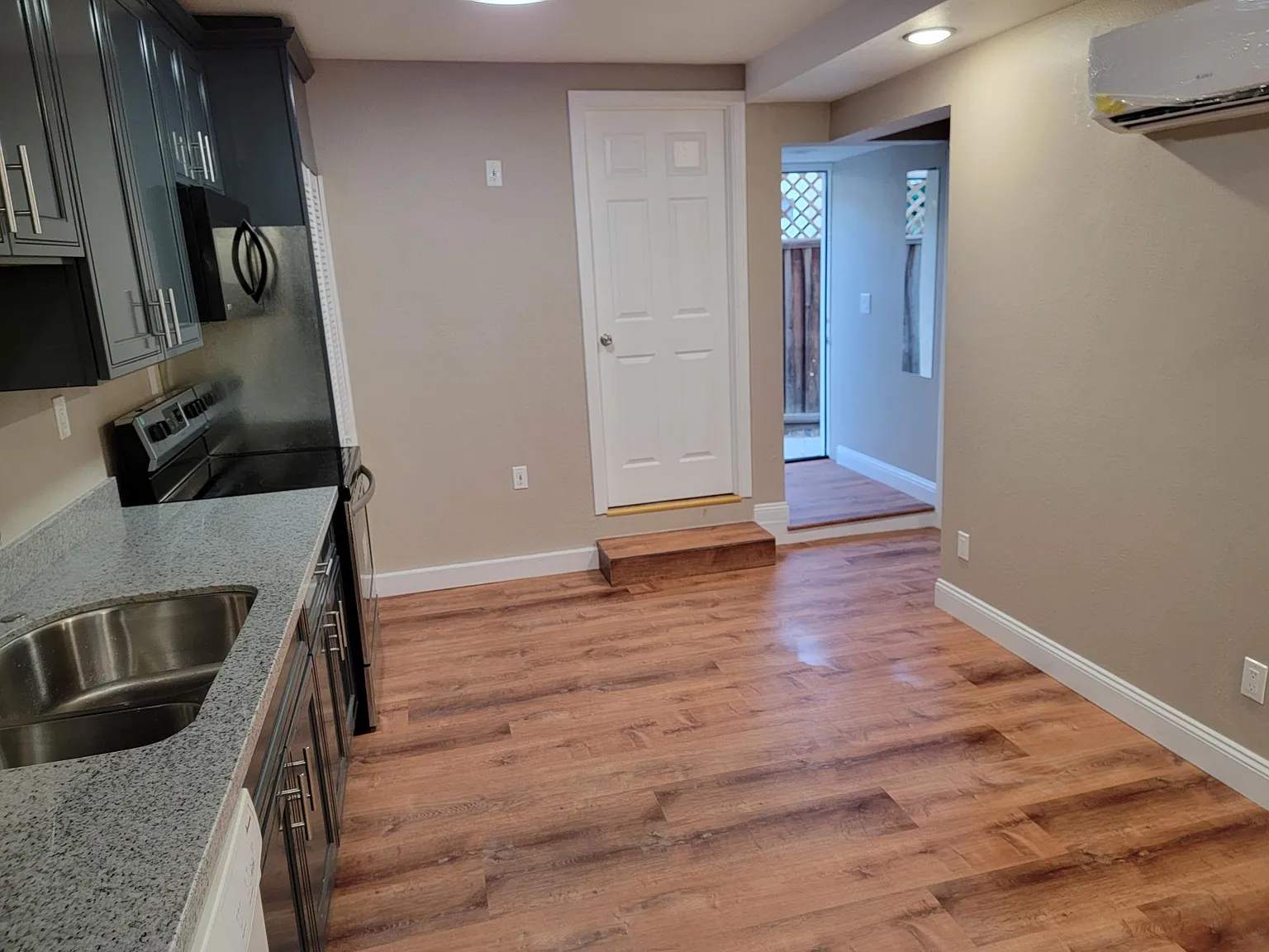 2604 Sierra Vista Ct — Photo 2