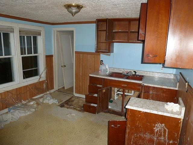 1st image of 142 E Broadway St