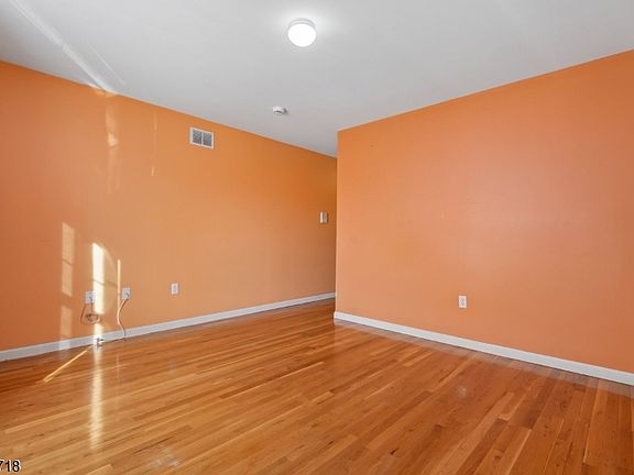 4th image of 7 44th St