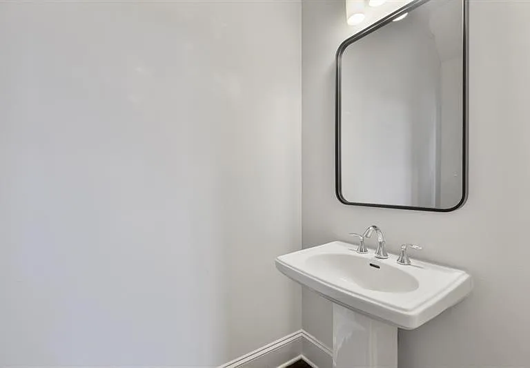 926 Canterbury Ln NE — Photo 13