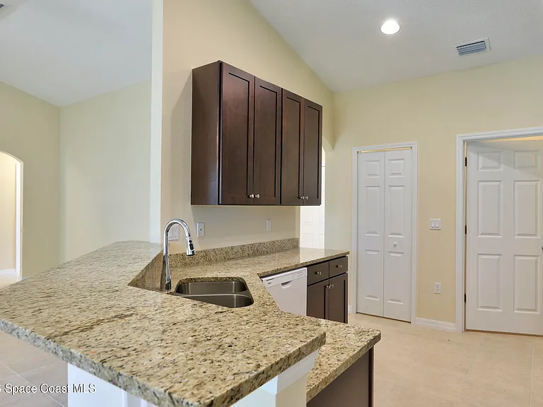743 Breakwater Ter — Photo 15