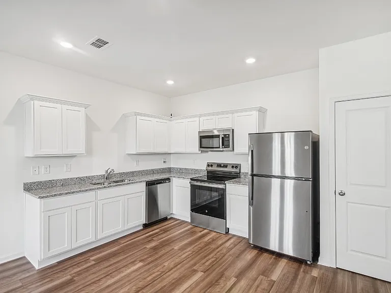 136 Saginaw Ct — Photo 3