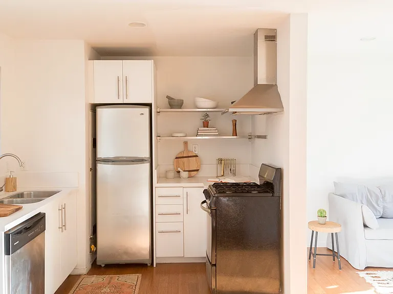 2117 W Clinton St #203 — Photo 3