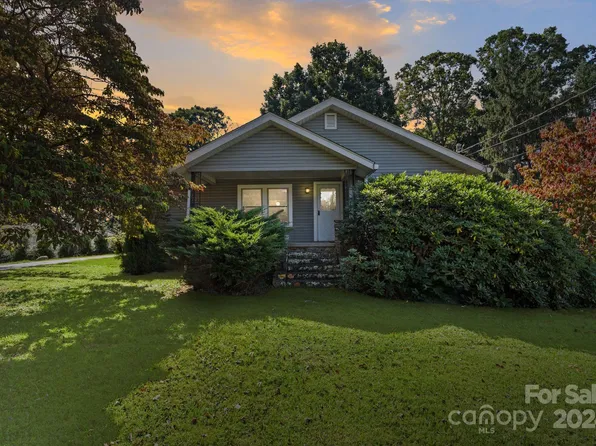 40 Triple Oak Dr, Candler, NC 28715