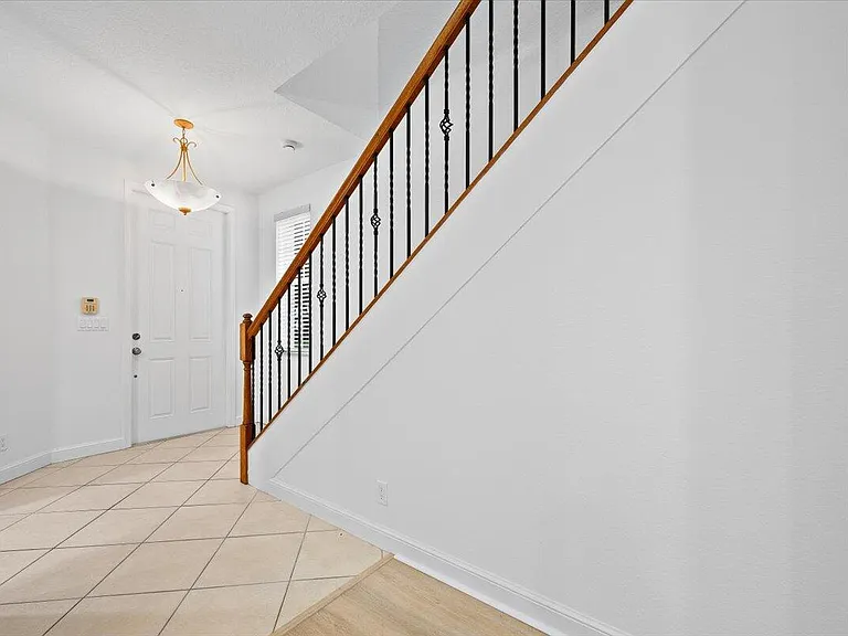 731 Duchess Ct — Photo 2