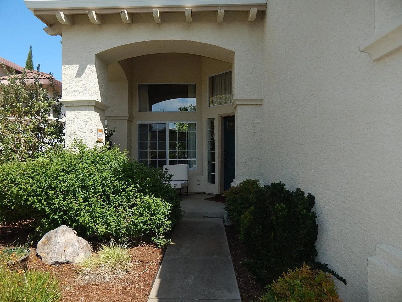 4 bed, 2400 sqft, $4,350 — Photo 2