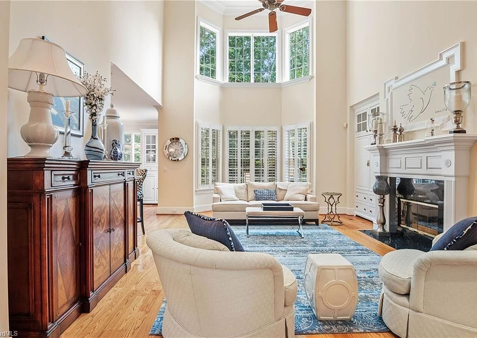 2nd image of 3724 Burbank Ln