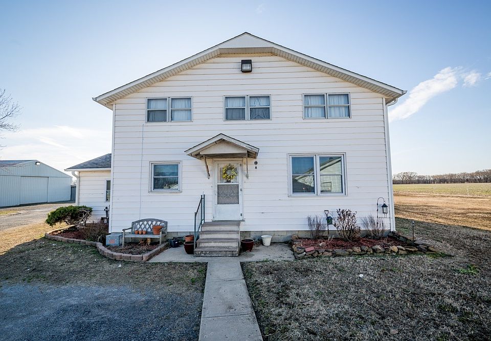 5 bed/3 bath 2 story home