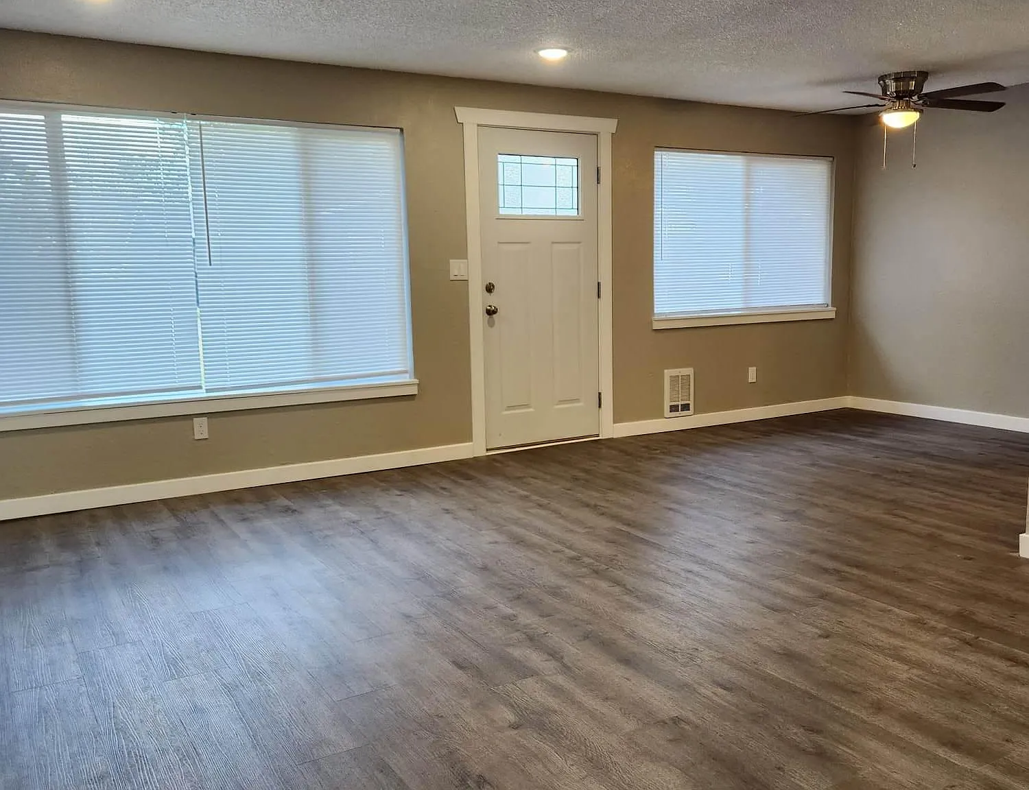 2 bed, 920 sqft, $1,900 — Photo 2