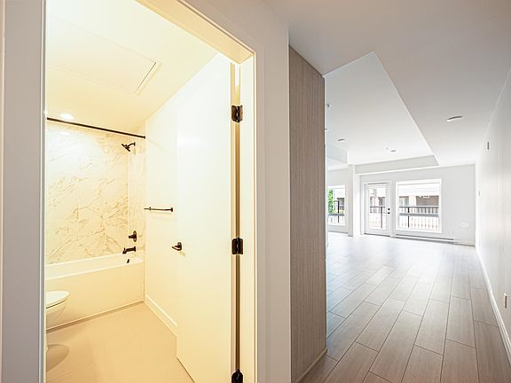 5th image of 2277 Hawthorne Ave #102