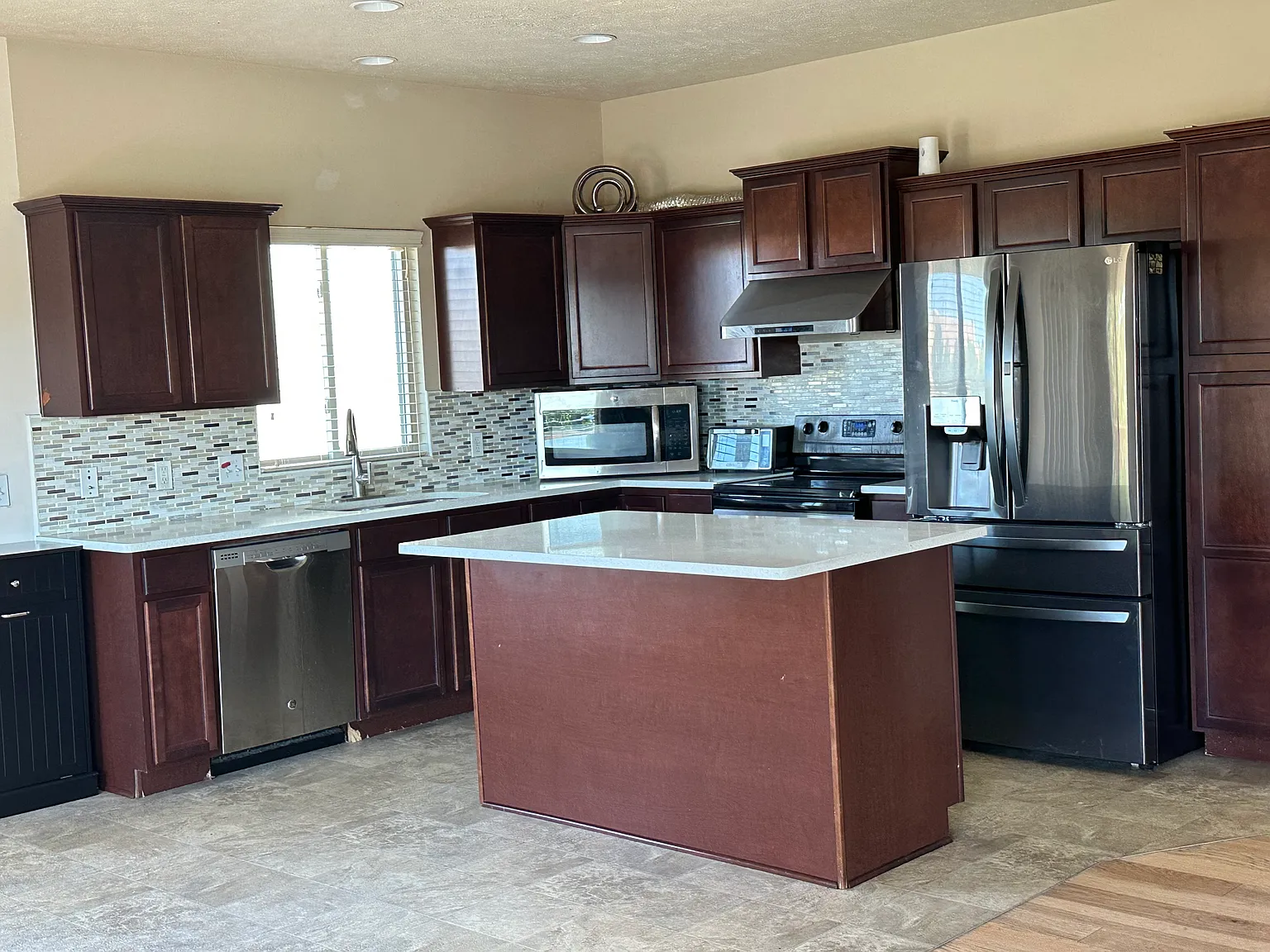 4 bed, 2966 sqft, $2,500 — Photo 2