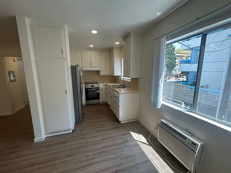 346 N Louise St #11 — Photo 5