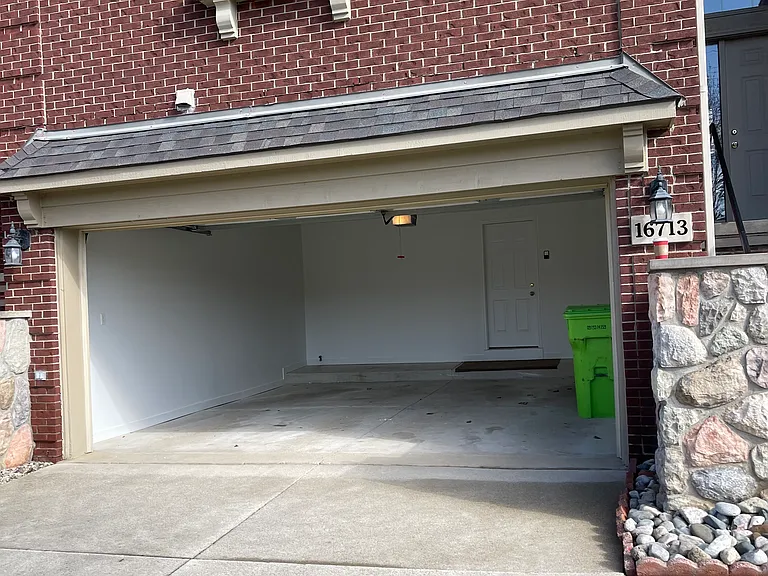 16713 Kensington Dr — Photo 2
