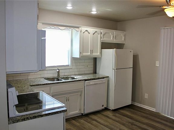 3rd image of 418 N Prairie St