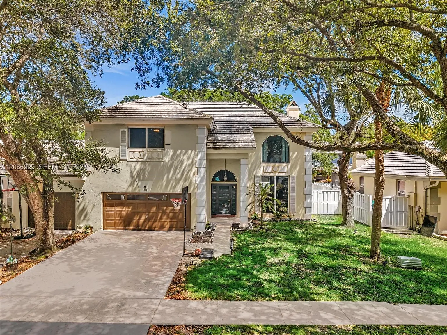 Embassy Lakes — Photo 1