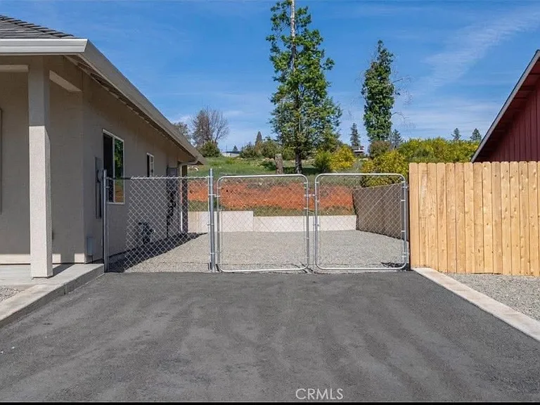585 Valley View Dr — Photo 3