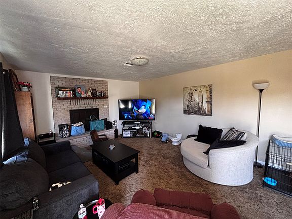 3rd image of 212 W Ash St