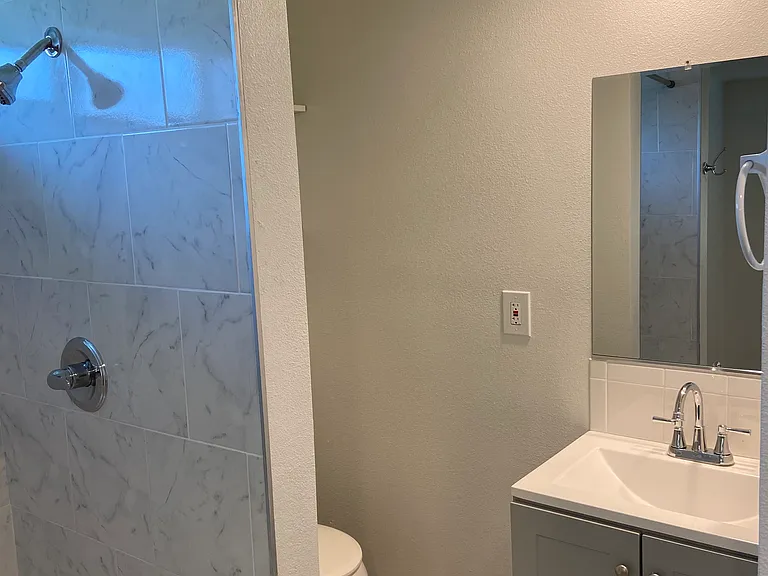 567 Angelus St #B — Photo 8