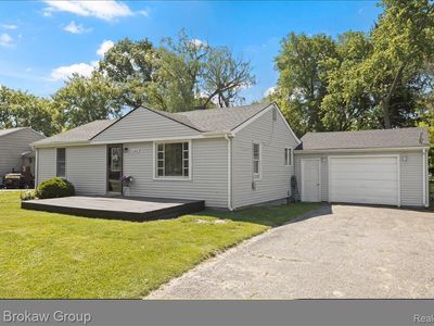 6088 Surrey Ln, Burton, MI, 48519