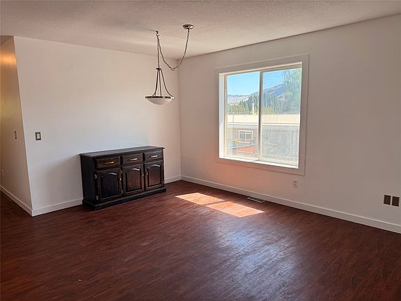 5th image of 881 Evergreen Pl