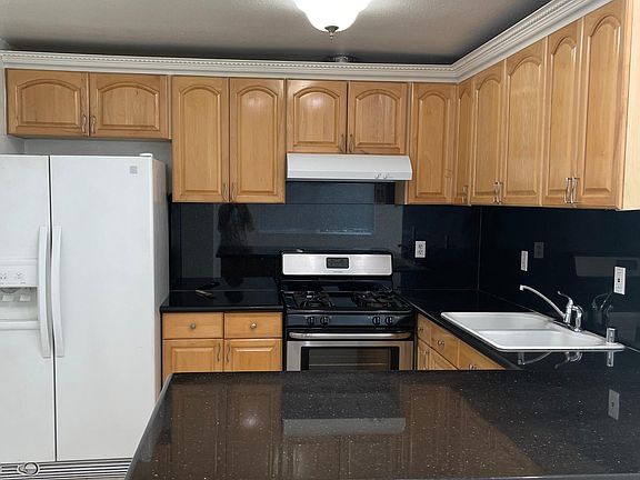 4th image of 856 Canfield Ct APT 1