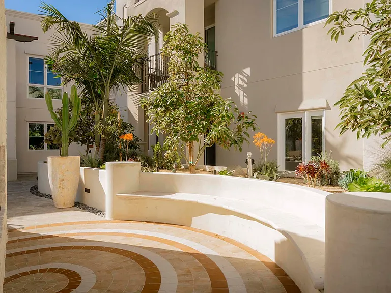 Eddy Redondo Residences — Photo 28