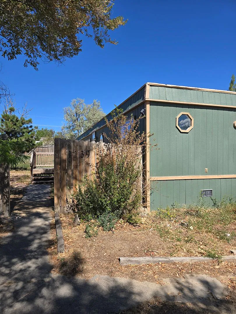 Older Mobile Home, Quiet Neighborhood, Fenced Lot — Photo 1