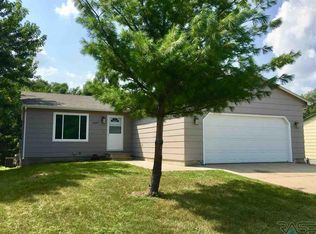 1009 N Homestead Cir, Sioux Falls, SD 57103