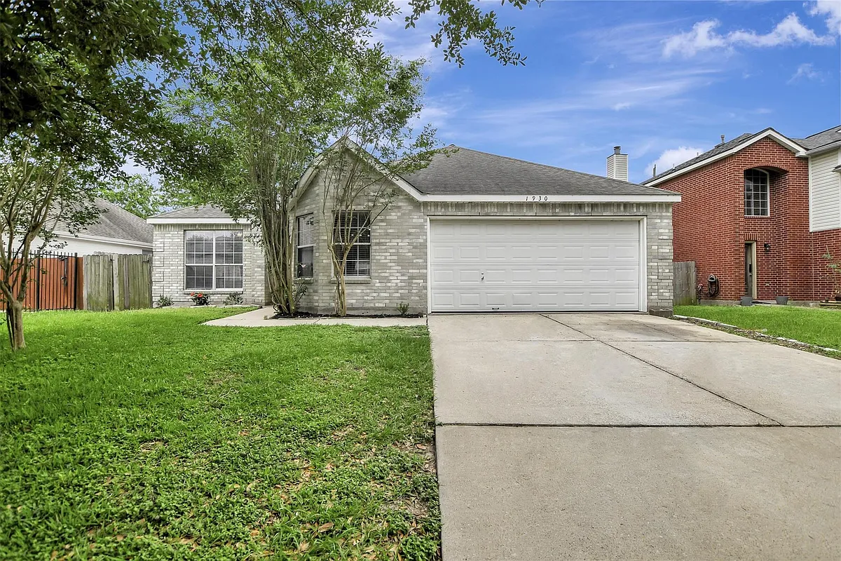 Photo 1 of 33 - 1930 Greenbriar Colony Dr - Houston, TX Primary Photo - 1930 Greenbriar Colony Dr