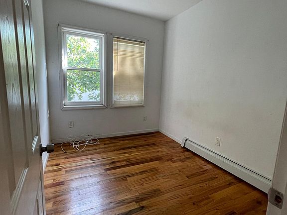 3rd image of 11620 155th St Floor 1
