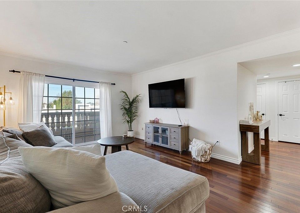 1st image of 4832 Whitsett Ave Unit 301