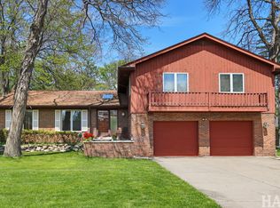 840 Queens Ln, Glenview, IL 60025