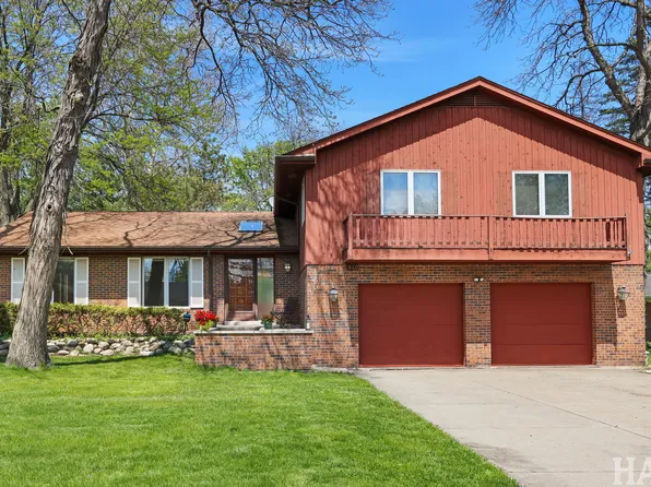 840 Queens Ln, Glenview, IL 60025