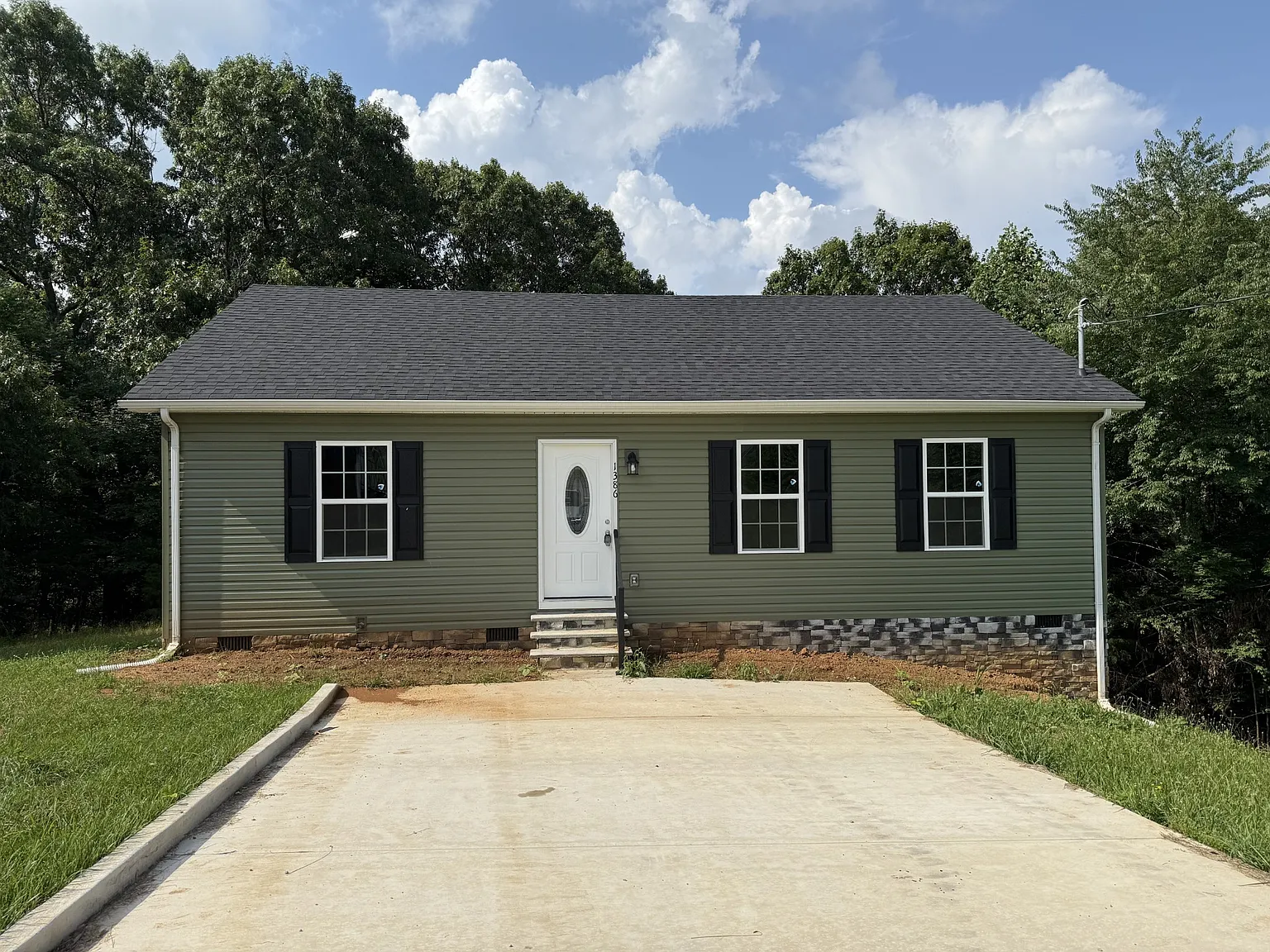 3 bed, 1200 sqft, $1,600 — Photo 1