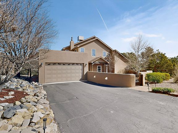 3rd image of 9 White Stallion Ct