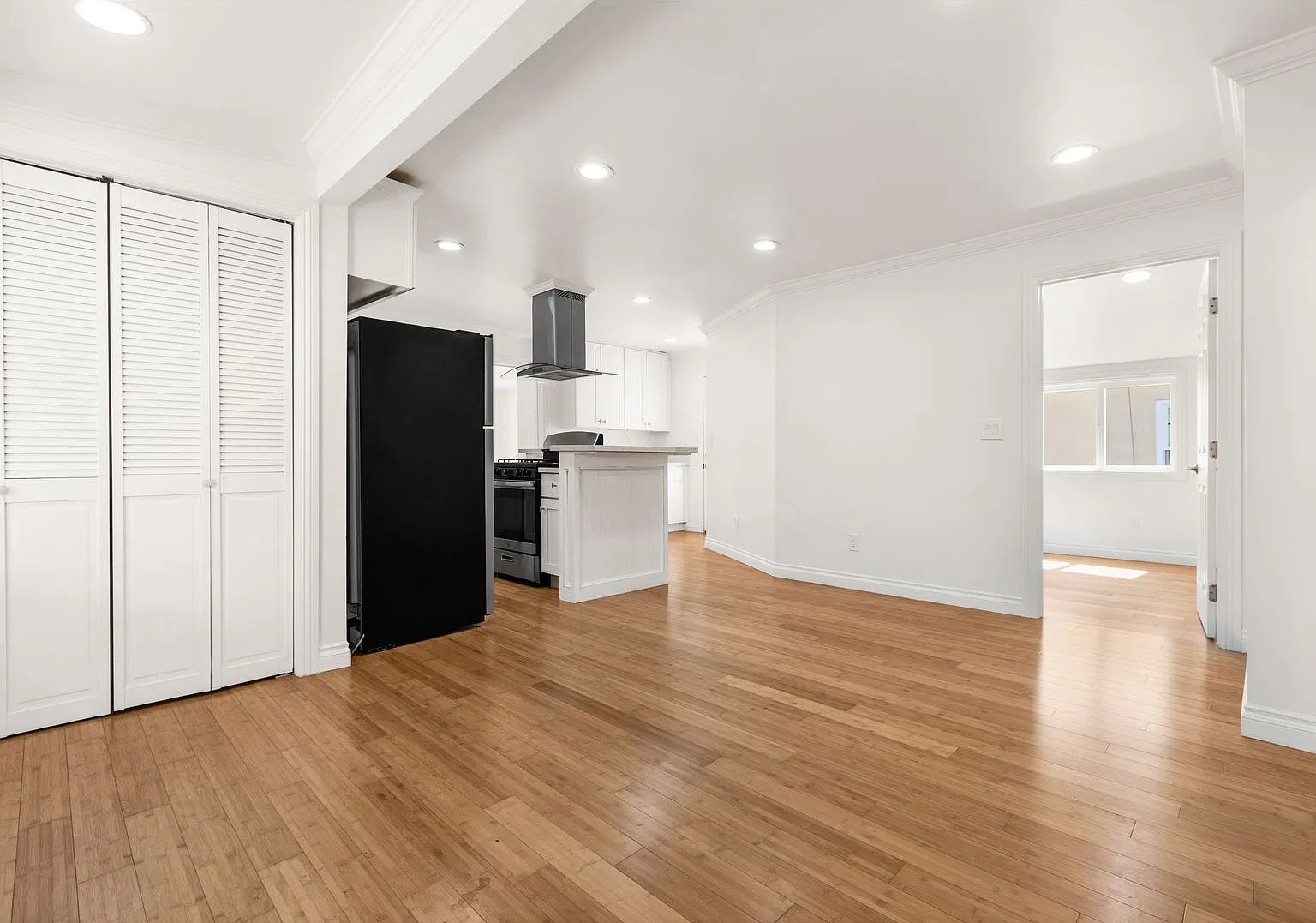 3 bed, 2 bath bungalow style home with large wrap around balcony in Silver Lake is now available! — Photo 4