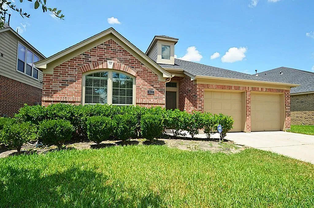 4 bed, 2.0 bath, 2347 sqft, $2,250 — Photo 1