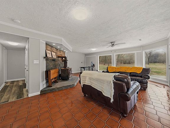 5th image of 1685 Graves Rd