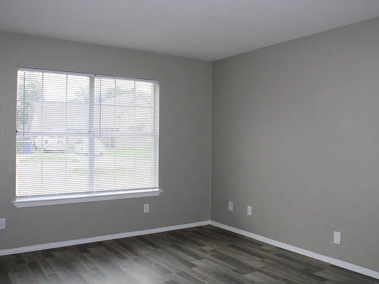 528 Glen Cove St — Photo 5