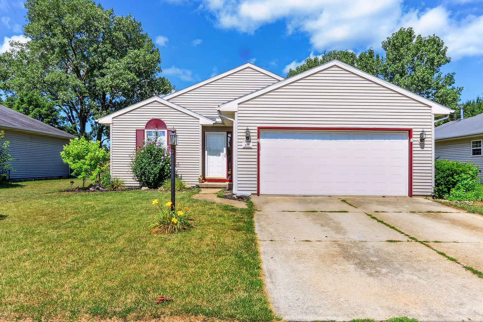 809 Erin Dr photo 1